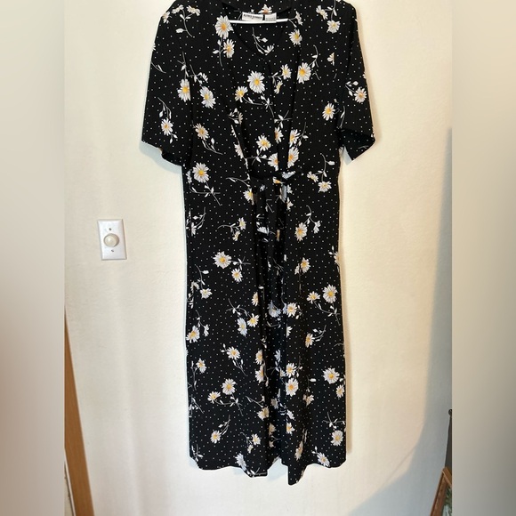 Women's Size 18
Daisy and polka dotPrint Button down dress - Picture 1 of 8
